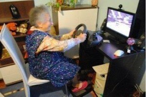 пожилая-женщина-компьютер-игра