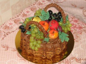 Торт фруктовая корзина с трубочками